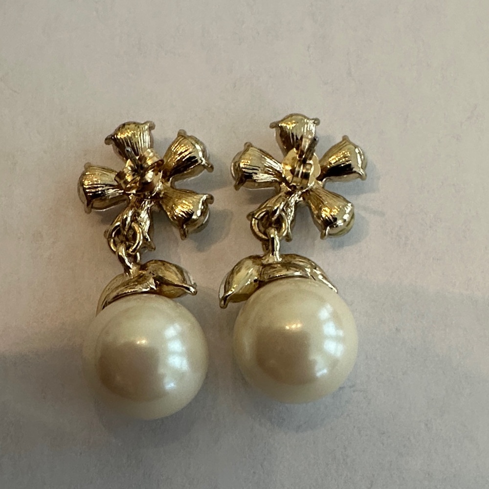 Lustrous Pearl and Crystal Drop Earrings Costume Jewelry - Picture 3 of 4